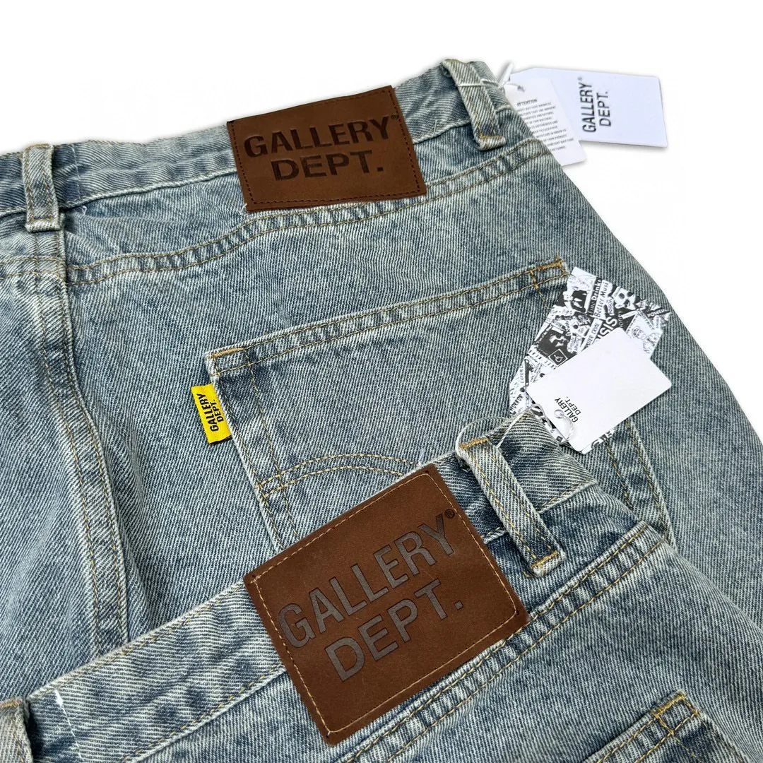 -Size upper body P246#G11 GALLERY DEPT. Denim bell-bottoms, washed and distressed spliced ​​jeans. GALLERY is attracted by these bell-bottoms. Whether it is a reset of Carhartt or Levis, it creates a strong brand style. Since these pants are modified from rare vintage, the production capacity is limited. Therefore, after many icons wore them, these pants were once hard to find. Later, perhaps due to the improvement of GD's business in the past two years and the expansion of production lines, the brand itself lowered the price, so I can't wait any longer for these pants this year and will definitely buy them. During the process of the denim washing plant, the owner of the washing plant helped introduce a boss who had worked for Levi's foundry and started his own business. This also paved the way for the following styles. Therefore, Levi's remodeled single product for the base plate is really familiar. Whether it is the fabrics supplied or the lathes used in production, there is nothing to choose from. -Color: blue -Size: S-XXL (corresponding to 28-36)